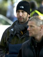 David Schwimmer (en el fondo con la gorra) mientras dirigía "Run Fatboy Run", ahora dirigirá "Trust"